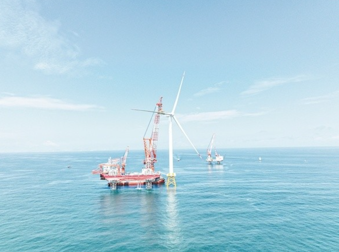 國(guó)內(nèi)單機(jī)容量最大、葉輪直徑最長(zhǎng)的高原山地風(fēng)機(jī)成功吊裝